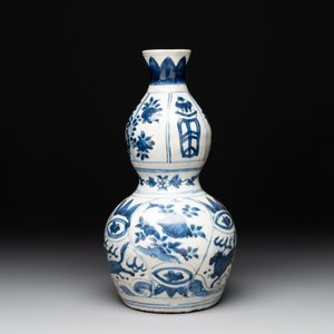 A Chinese blue and white 'flying horse' double gourd vase, Wanli — photo 2