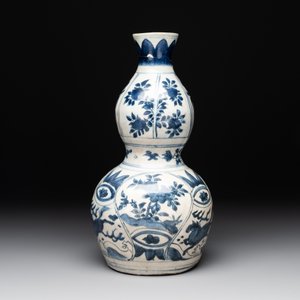 A Chinese blue and white 'flying horse' double gourd vase, Wanli — photo 4