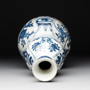 A Chinese blue and white 'flying horse' double gourd vase, Wanli — photo 5