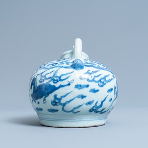 A Chinese blue and white 'flying horse' ewer, Wanli — 照片 5