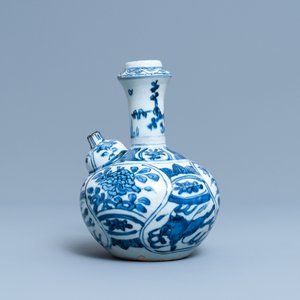 A Chinese blue and white 'flying horse' kendi, Wanli — 照片 3