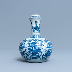 A Chinese blue and white 'flying horse' kendi, Wanli — 照片 4