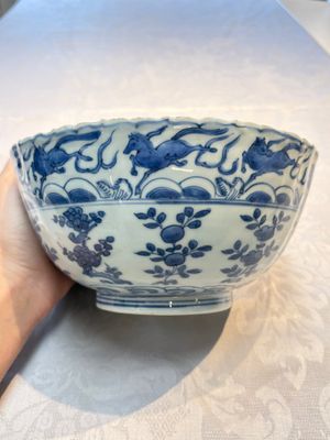 A Chinese blue and white 'Flying Horses' bowl, Fu Gui Jia Qi 富貴佳器 mark, Wanli — photo 1