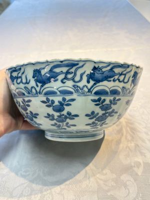 A Chinese blue and white 'Flying Horses' bowl, Fu Gui Jia Qi 富貴佳器 mark, Wanli — photo 2