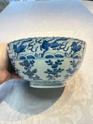 A Chinese blue and white 'Flying Horses' bowl, Fu Gui Jia Qi 富貴佳器 mark, Wanli — photo 3
