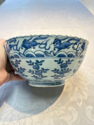 A Chinese blue and white 'Flying Horses' bowl, Fu Gui Jia Qi 富貴佳器 mark, Wanli — photo 4