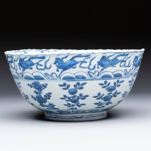 A Chinese blue and white 'Flying Horses' bowl, Fu Gui Jia Qi 富貴佳器 mark, Wanli — photo 3