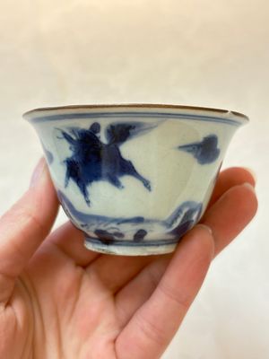 A Chinese blue and white 'flying horses' cup, Da Qing Bing Wu Nian Zhi 大清丙午年製 mark, dated 1666 — photo 4
