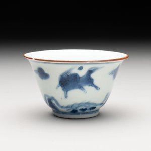 A Chinese blue and white 'flying horses' cup, Da Qing Bing Wu Nian Zhi 大清丙午年製 mark, dated 1666 — photo 3