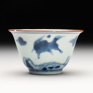 A Chinese blue and white 'flying horses' cup, Da Qing Bing Wu Nian Zhi 大清丙午年製 mark, dated 1666 — photo 4