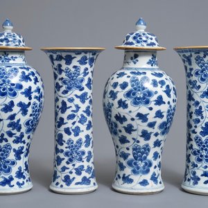 A Chinese blue and white four-piece garniture with floral design, Kangxi — 照片 1