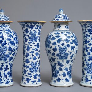 A Chinese blue and white four-piece garniture with floral design, Kangxi — 照片 3