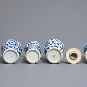 A Chinese blue and white four-piece garniture with floral design, Kangxi — 照片 6