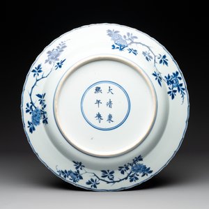 A Chinese blue and white 'four seasons' dish, Kangxi mark and of the period — 照片 2