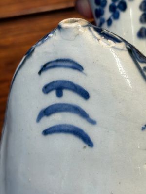 A Chinese blue and white 'frog' kendi, Wanli — 照片 12