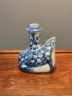 A Chinese blue and white 'frog' kendi, Wanli — 照片 2