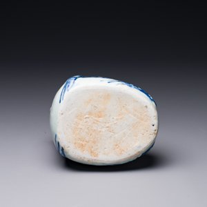 A Chinese blue and white 'frog' kendi, Wanli — 照片 6