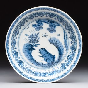 A Chinese blue and white 'frog' plate, Jiajing/Wanli — photo 1