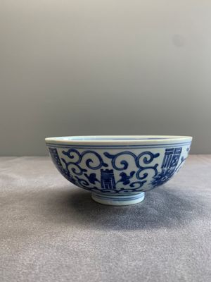 A Chinese blue and white 'fu and shou' bowl with flower scrolls, Yongzheng mark and of the period — photo 2