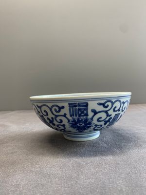 A Chinese blue and white 'fu and shou' bowl with flower scrolls, Yongzheng mark and of the period — photo 3