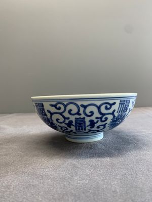A Chinese blue and white 'fu and shou' bowl with flower scrolls, Yongzheng mark and of the period — photo 4