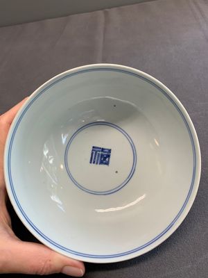 A Chinese blue and white 'fu and shou' bowl with flower scrolls, Yongzheng mark and of the period — photo 5