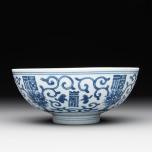 A Chinese blue and white 'fu and shou' bowl with flower scrolls, Yongzheng mark and of the period — photo 3
