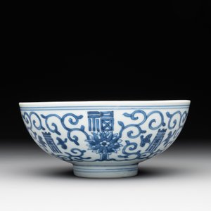 A Chinese blue and white 'fu and shou' bowl with flower scrolls, Yongzheng mark and of the period — photo 4