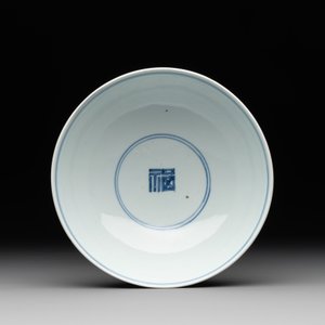 A Chinese blue and white 'fu and shou' bowl with flower scrolls, Yongzheng mark and of the period — photo 5