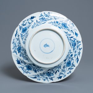 A Chinese blue and white gadrooned dish with phoenixes and monkeys, Kangxi — 照片 2
