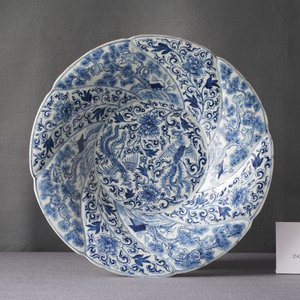 A Chinese blue and white gadrooned dish with phoenixes and monkeys, Kangxi — 照片 3