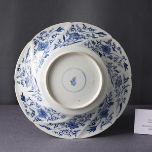 A Chinese blue and white gadrooned dish with phoenixes and monkeys, Kangxi — 照片 4