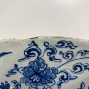 A Chinese blue and white gadrooned dish with phoenixes and monkeys, Kangxi — 照片 8