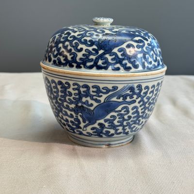 A Chinese blue and white 'Galloping Flying Horses' bowl and cover — photo 4