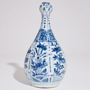 A Chinese blue and white garlic-head bottle vase, Ming, Wanli — 照片 3