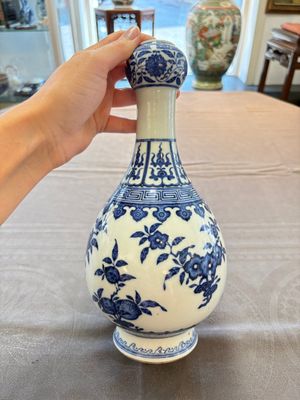 A Chinese blue and white garlic head vase, Qianlong mark, 19th C. — 照片 3