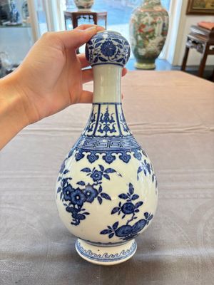 A Chinese blue and white garlic head vase, Qianlong mark, 19th C. — 照片 4