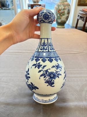 A Chinese blue and white garlic head vase, Qianlong mark, 19th C. — 照片 5