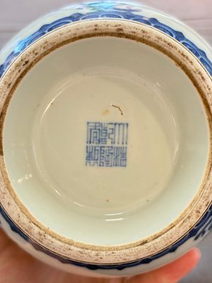 A Chinese blue and white garlic head vase, Qianlong mark, 19th C. — 照片 8