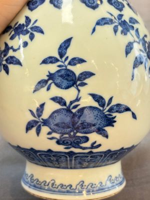 A Chinese blue and white garlic head vase, Qianlong mark, 19th C. — 照片 9