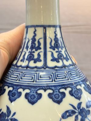 A Chinese blue and white garlic head vase, Qianlong mark, 19th C. — 照片 10