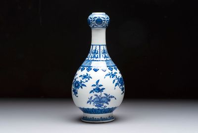 A Chinese blue and white garlic head vase, Qianlong mark, 19th C.
