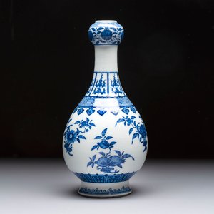 A Chinese blue and white garlic head vase, Qianlong mark, 19th C. — 照片 1