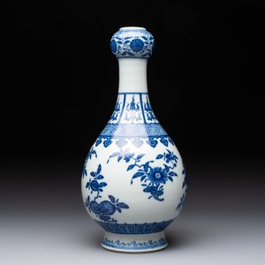 A Chinese blue and white garlic head vase, Qianlong mark, 19th C. — 照片 2