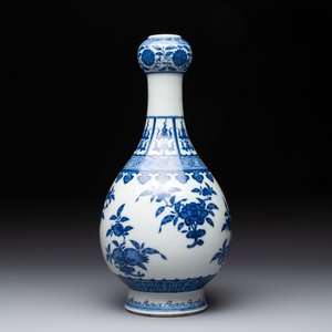 A Chinese blue and white garlic head vase, Qianlong mark, 19th C. — 照片 3