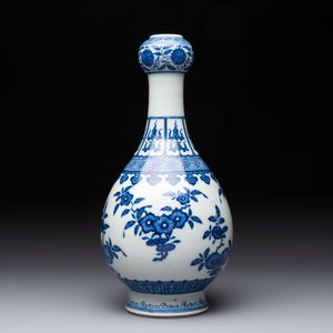 A Chinese blue and white garlic head vase, Qianlong mark, 19th C. — 照片 4