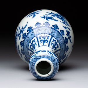 A Chinese blue and white garlic head vase, Qianlong mark, 19th C. — 照片 5