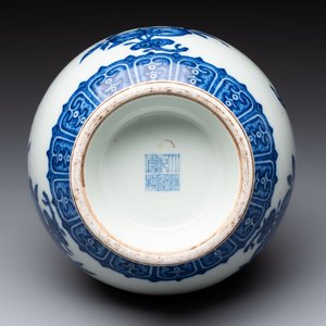 A Chinese blue and white garlic head vase, Qianlong mark, 19th C. — 照片 6