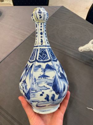 A Chinese blue and white garlic-mouth vase and a white glazed group of a boy on a buffalo, Wanli/Qianlong — foto 1