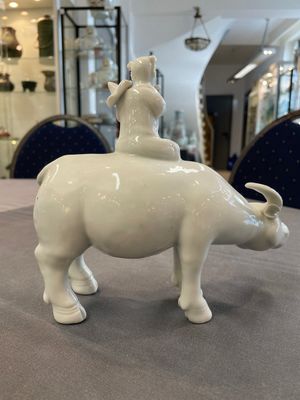 A Chinese blue and white garlic-mouth vase and a white glazed group of a boy on a buffalo, Wanli/Qianlong — foto 11